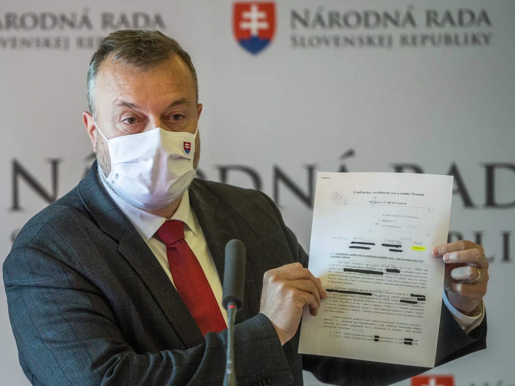 Na snímke je minister práce, sociálnych vecí a rodiny SR Milan Krajniak (Sme rodina) počas tlačovej konferencie.