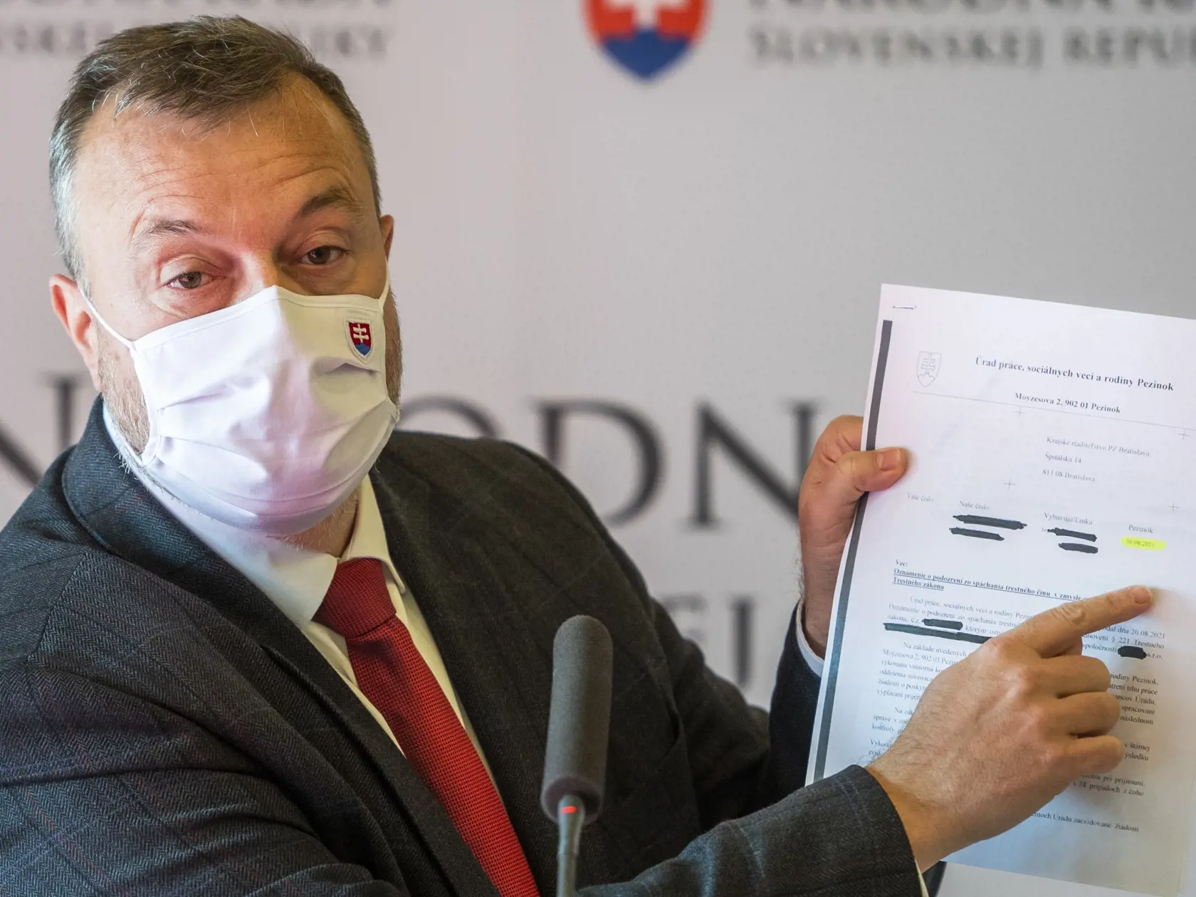 Na snímke je minister práce, sociálnych vecí a rodiny SR Milan Krajniak (Sme rodina) počas tlačovej konferencie.
