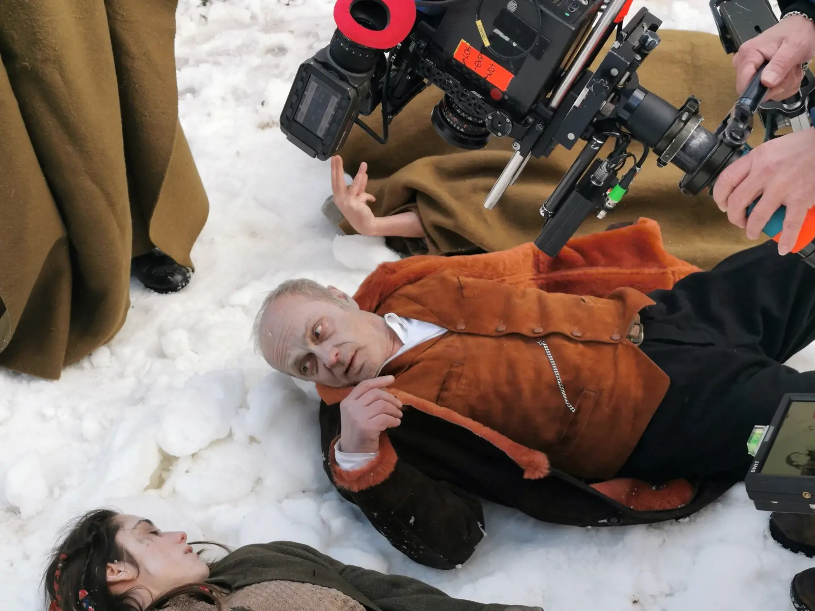 Na snímke dole zľava herečka Judit Bárdos a herec Attila Mokoš počas nakrúcania filmu Fašiangy podľa novely Piargy od Františka Švantnera v Múzeu slovenskej dediny v Martine 17. februára 2020. FOTO TASR - Erika Ďurčová