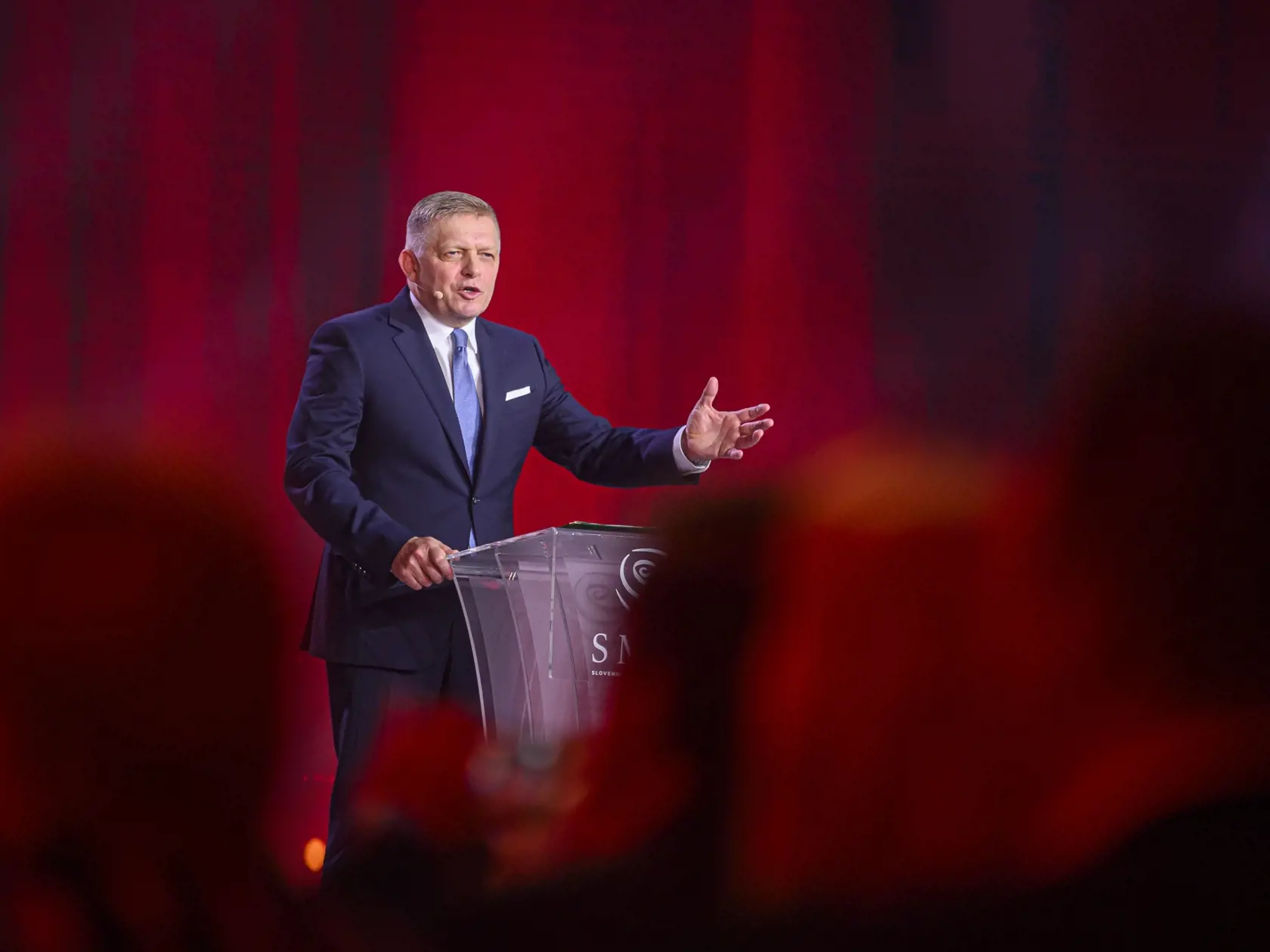 Predseda strany Smer-SD a premiér SR Robert Fico vystupuje s príhovorom na slávnostnom sneme politickej strany Smer-sociálna demokracia (SD) pri príležitosti 25. výročia svojho vzniku v priestoroch výstaviska v bratislavskej Petržalke v nedeľu 17. novembra 2024. Na sneme sa zišlo približne 1560 hostí. Okrem vedenia strany, poslancov Národnej rady SR a europoslancov za Smer-SD prišli aj viacerí členovia vlády.  Prítomný bol tiež líder SNS Andrej Danko, predseda Hlasu-SD Matúš Šutaj Eštok, ako aj podpredseda parlamentu poverený jeho vedením Peter Žiga (Hlas-SD). Medzi hosťami bol aj exprezident Ivan Gašparovič.
