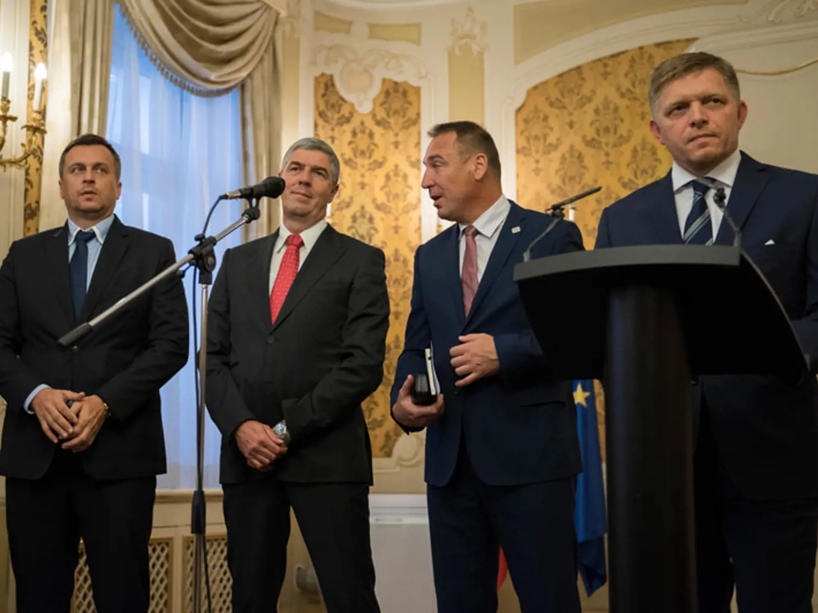 Predseda strany SNS Andrej Danko, predseda strany Most-Híd Béla Bugár, predseda strany #Sieť Roman Brecely a predseda vlády SR Robert Fico.
