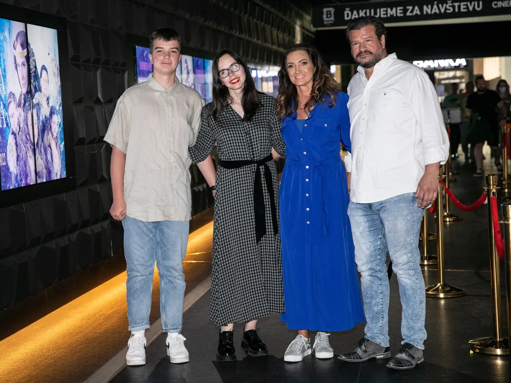 Príchody na premiéru rozprávky Zakliata jaskyňa. Na fotke je Karin Majtánová s rodinou.