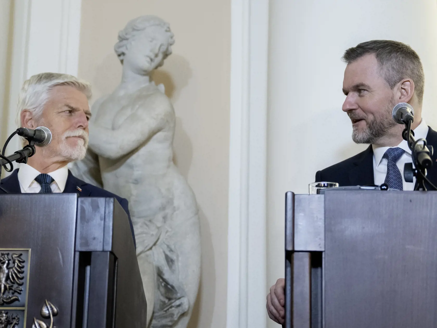 Na snímke sprava slovenský prezident Peter Pellegrini a český prezident Petr Pavel počas tlačovej konferencie po prezidentskom sumite Slavkovského formátu (S3) na zámku Slavkov pri Brne v stredu 5. marca 2025. Český, slovenský a rakúsky prezident Alexander Van der Bellen si pripomenuli desiate výročie podpísania Slavkovskej deklarácie. Hlavnými témami spoločných rokovaní prezidentov boli aktuálne zahraničnopolitické výzvy vrátane situácie na Ukrajine, budúcnosť transatlantických vzťahov, rozširovanie Európskej únie, ako aj inovácie, konkurencieschopnosť či úloha mladých v spoločnosti.  FOTO TASR - Martin Baumann