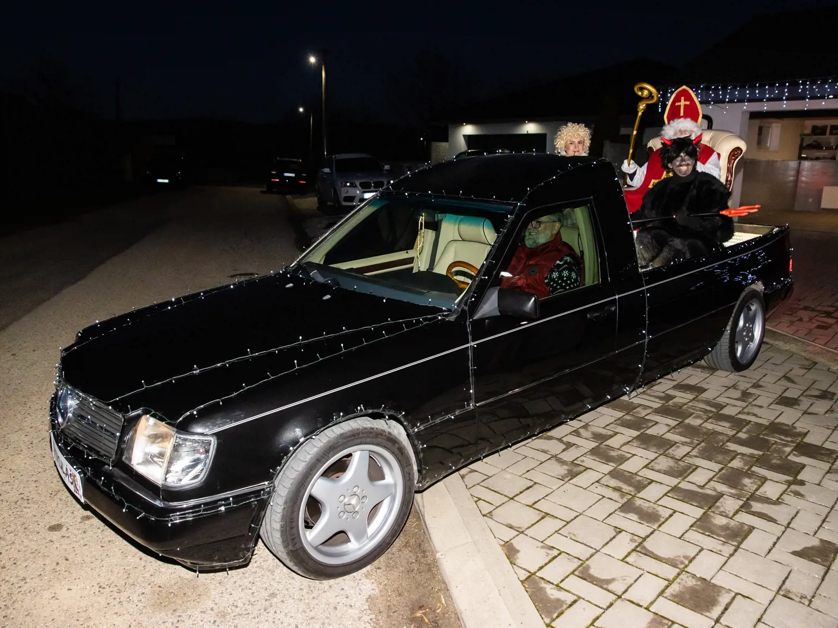 V jeho zadnej časti bolo pripravené kožené kreslo pred samotného  Mikuláša. Stačilo mu len naskočiť a viesť sa.
