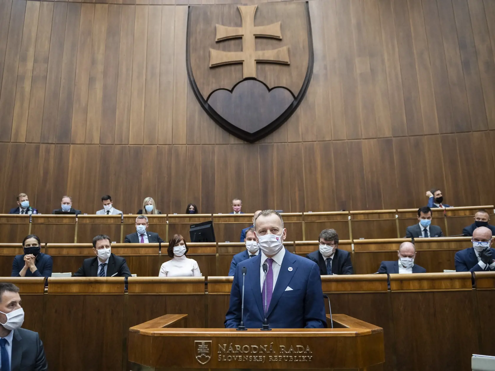 Na snímke uprostred predseda NRSR Boris Kollár (Sme rodina) počas hlasovania o programovom vyhlásení vlády na 6. rokovaní NR SR v Bratislave 30. apríla 2020. FOTO TASR - Jaroslav Novák