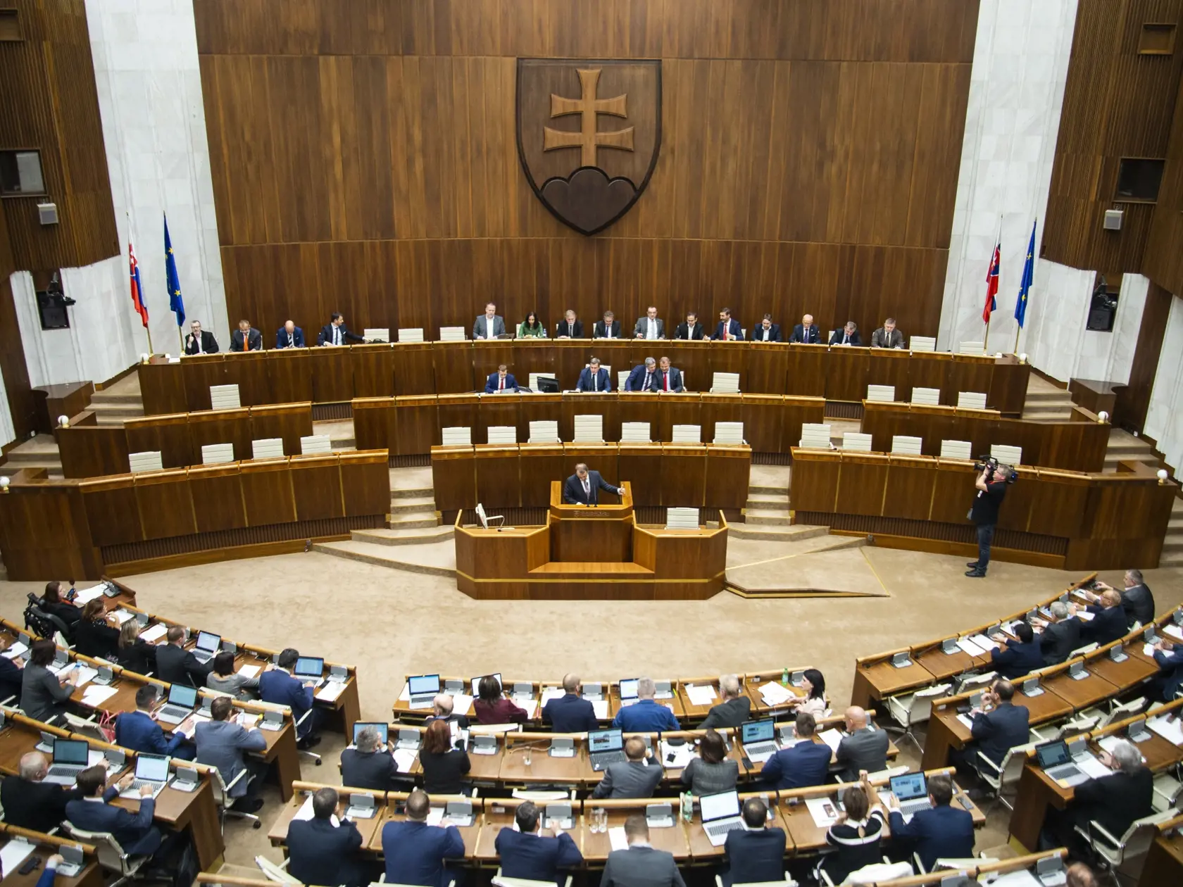 Na snímke poslanci NR SR počas hlasovania na rokovaní 53. schôdze parlamentu 26. novembra 2019 v Bratislave. FOTO TASR – Jakub Kotian 