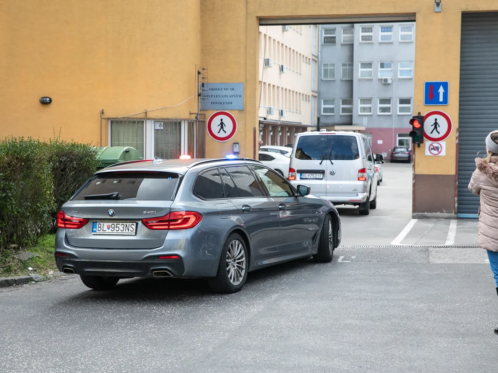 V prípade vraždy Daniela Tupého zadržala najskôr Národná kriminálna agentúra 8 osôb. Na snímke je prevoz zadržaných do Prezídia Policajného zboru.
