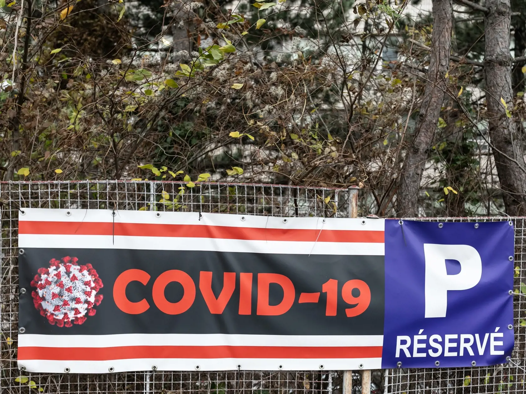 Na snímke je nápis COVID-19 na Kramároch. 