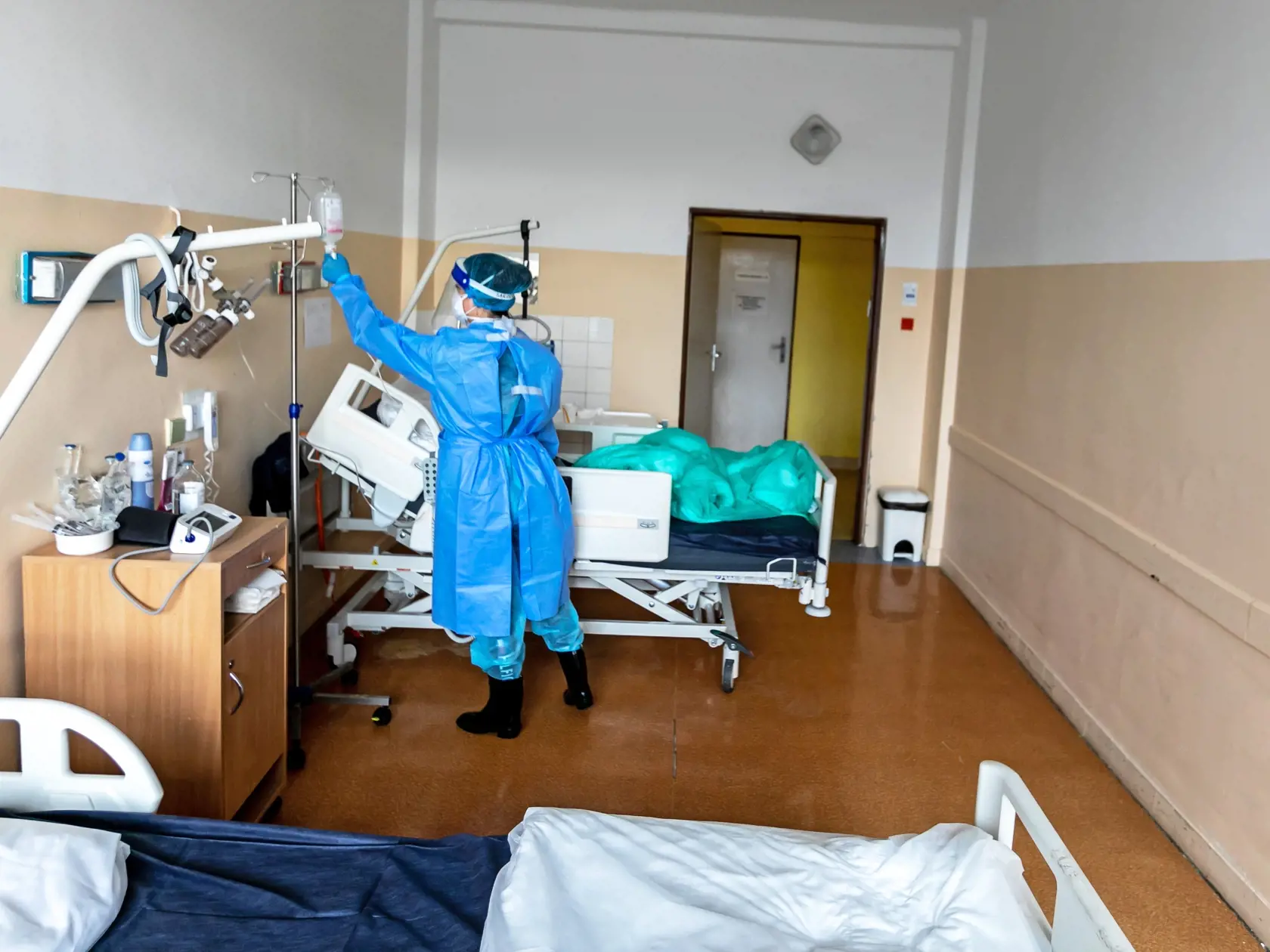 Na snímke je lôžkové oddelenie na Kramároch, kde sa liečia pacienti chorí na Covid-19. 