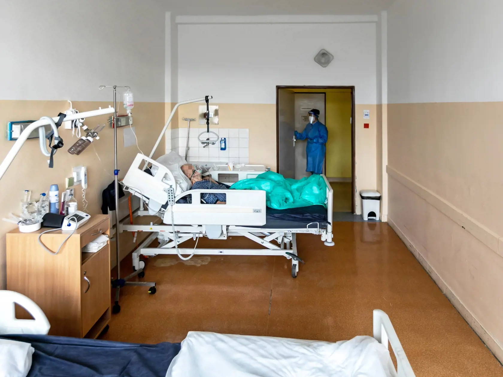 Na snímke je lôžkové oddelenie na Kramároch, kde sa liečia pacienti chorí na Covid-19. 