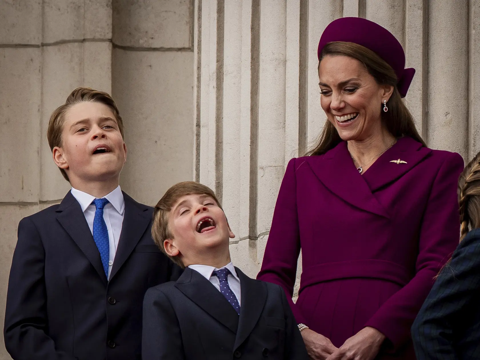 Meghan Markle a Kate Middleton sa pred kráľovskou svadbou Meghan a princa Harryho v roku 2018 pohádali kvôli šatám pre družičky. Meghan popiera, že by sa správala nevhodne a tvrdí, že ona je tá, ktorej ublížili.