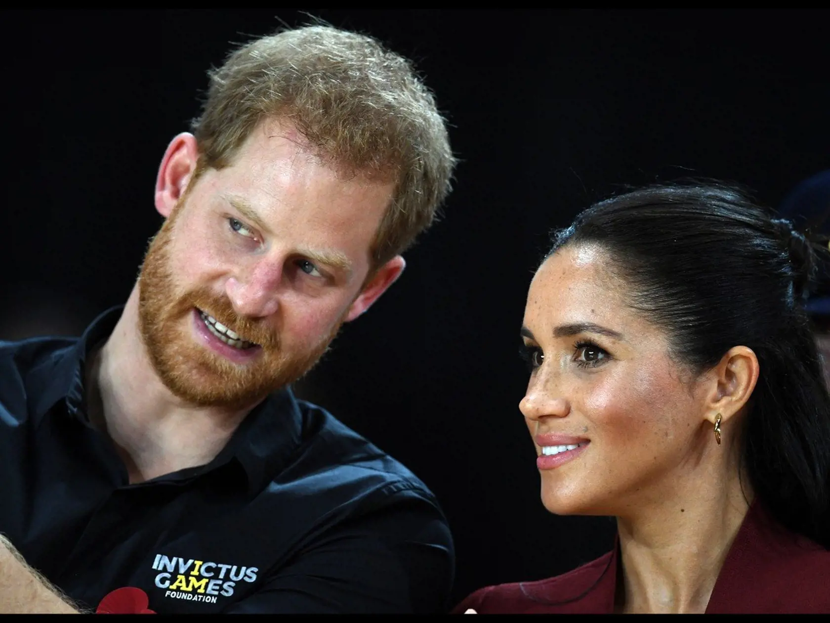 Jedným z autorov knihy je novinár Omid Scobie, ktorý píše o kráľovskej rodine a Meghan mu údajne dôveruje