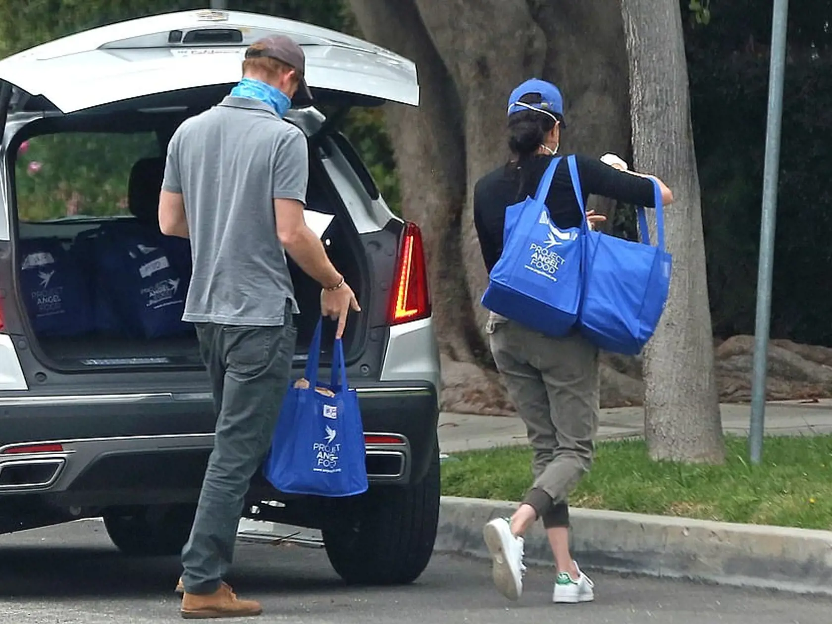 Harry a Meghan si náklonnosť prejavujú aj počas charitatívnej činnosti v Los Angeles.