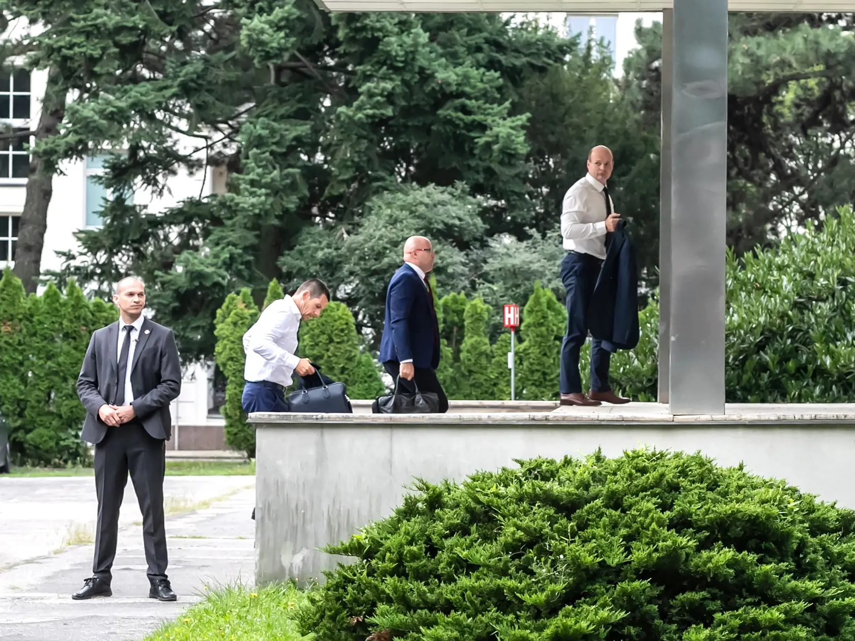 Na snímke policajný prezident Štefan Hamran prichádza na Úrad vlady na zasadanie bezpečnostnej rady. 