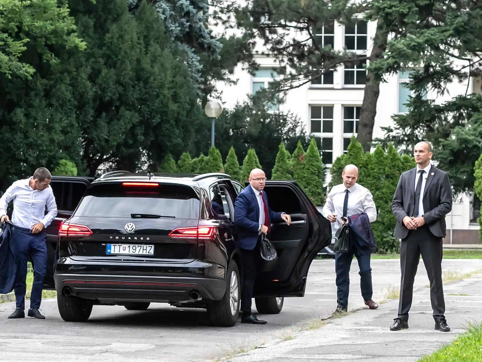 Na snímke policajný prezident Štefan Hamran prichádza na Úrad vlady na zasadanie bezpečnostnej rady. 