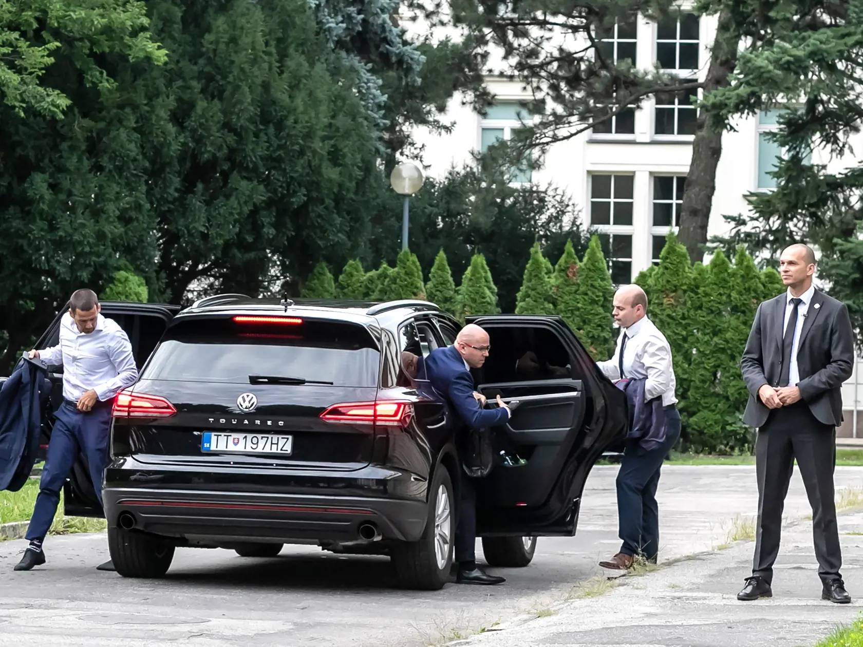 Na snímke policajný prezident Štefan Hamran prichádza na Úrad vlady na zasadanie bezpečnostnej rady. 