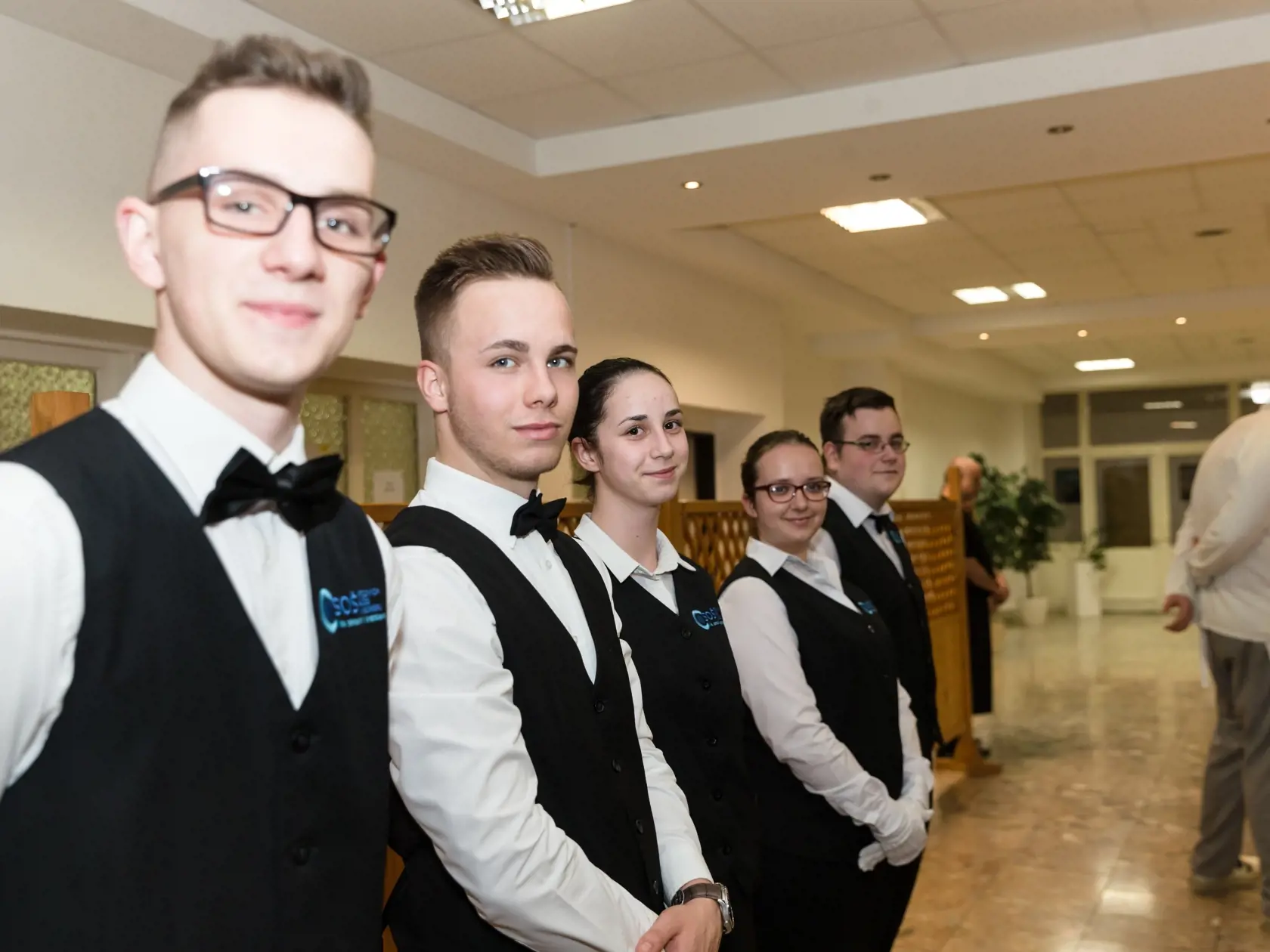 Absolventi SOŠ hotelových služieb a obchodu Na pántoch v Bratislave.