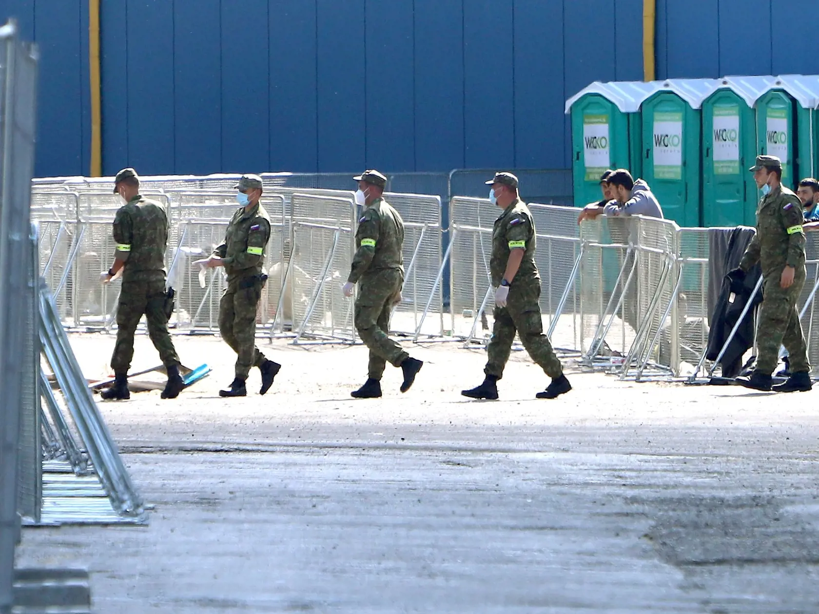 V okrese Veľký Krtíš je vyhlásená mimoriadna situácia pre nárast neregulárnej migrácie. Tá umožní využiť legislatívne nástroje na efektívnejšie zaistenie potrebných procesov. Na snímke príslušníci Ozbrojených síl SR v záchytnom tábore pre migrantov v bývalom závode píla v meste Veľký Krtíš na juhu Slovenska v piatok 8. septembra 2023. FOTO TASR - Ján Krošlák 