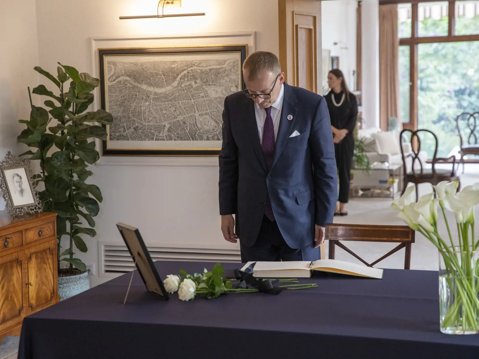 Na snímke je Boris Kollár na britskej ambasáde v Bratislave pri zápise do kondolenčnej knihy .