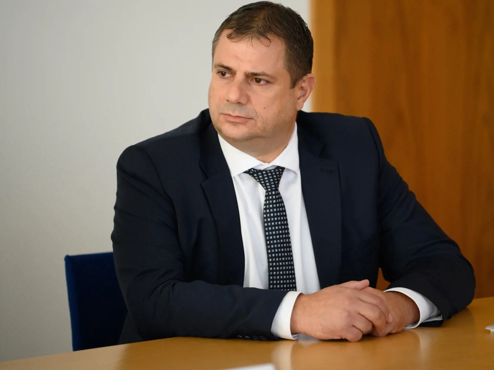 Štát musí čo najskôr zastropovať ceny energií, aj keby mal pri tom využiť neštandardné postupy. Po stretnutí s predstaviteľmi Západoslovenskej vodárenskej spoločnosti (ZVS) v Nitre to vo štvrtok povedal predseda Národnej rady (NR) SR Boris Kollár (Sme rodina). Na snímke generálny riaditeľ ZVS a.s. Marek Illéš počas tlačovej konferencie po rokovaní predsedu NRSR Borisa Kollára s vedením spoločnosti Západoslovenská vodárenská spoločnosť, a. s. Nitra 22. septembra 2022 v Nitre. FOTO TASR - Henrich 