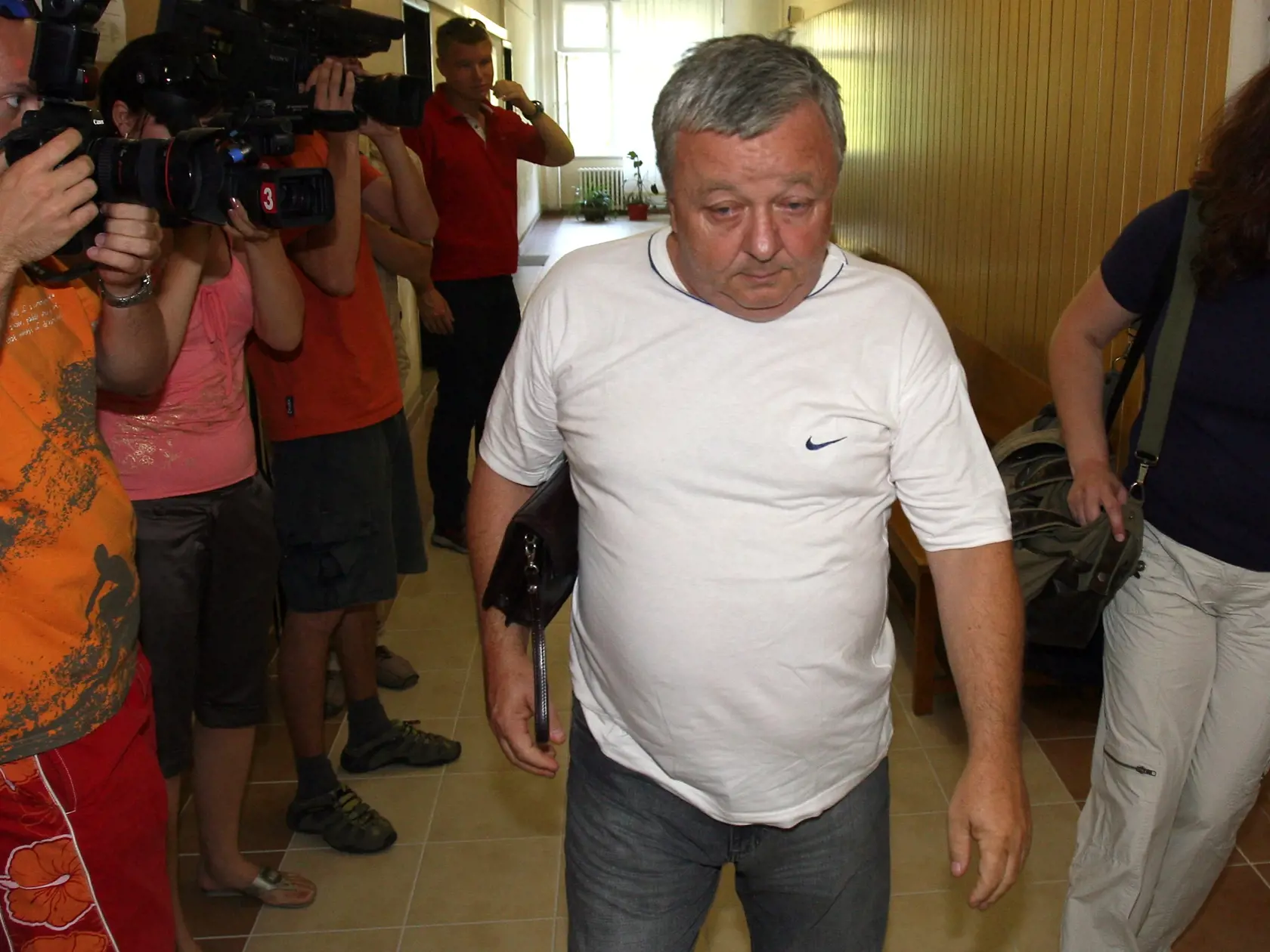 Bývalý advokát Mikuláša Černáka Daniel Maukš je roky stíhaný za napomáhanie vraždy Mariána Karcela, ktorého usmrtili v roku 2000 a za ktorú už právoplatne odsúdili Branislava Adamča, jej objednávateľom bol, podľa rozsudku Černák.