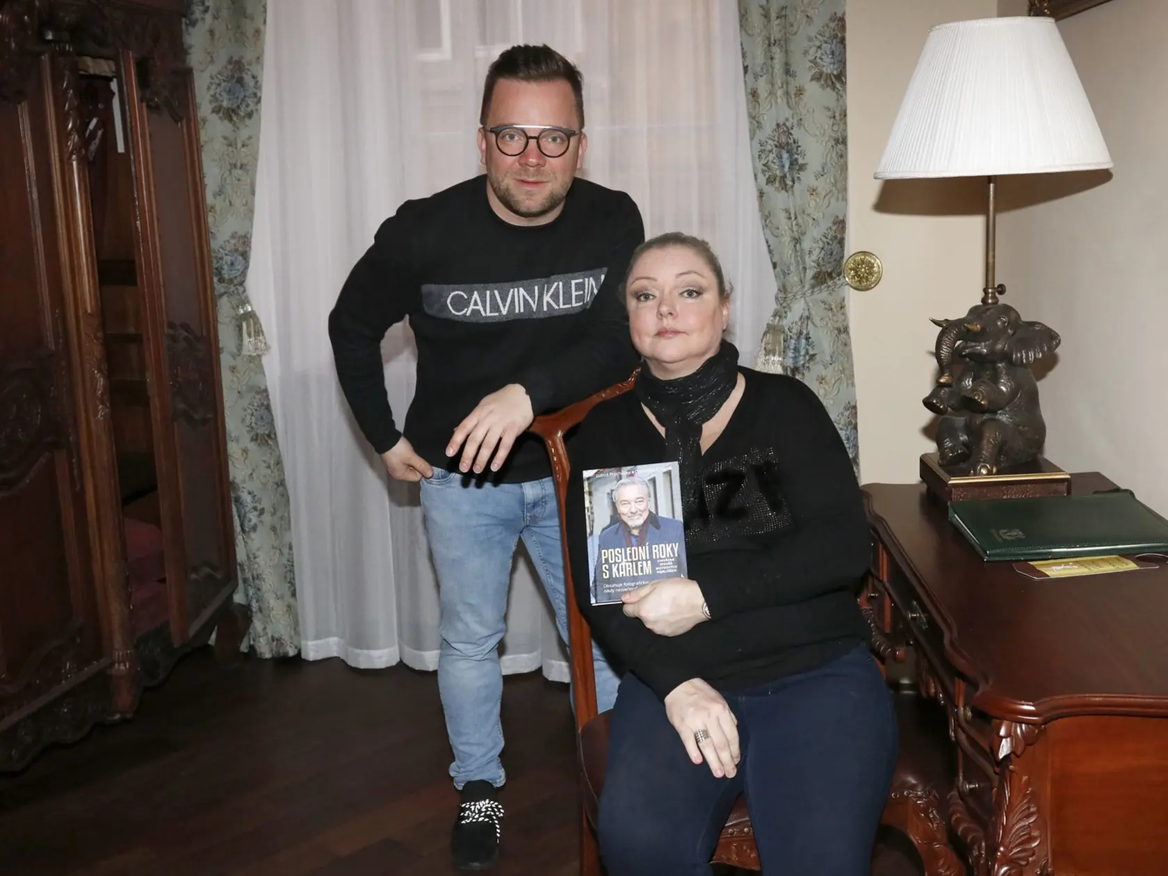 Novinár Procházka a Dominika Gottová v roku 2021, spolupracovali na knihe Posledné roky s Karlem.