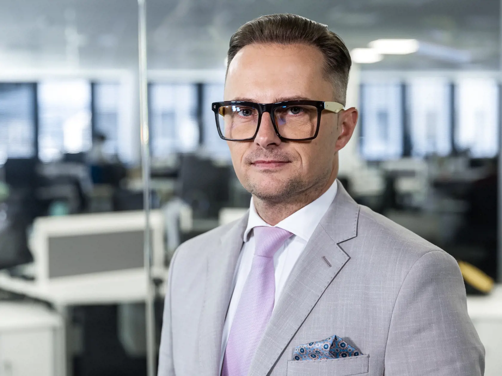 Pôvodnú narážku Roberta Fica v relácii RTVS zaregistroval aj politológ Miroslav Řádek. „Je málo obvyklé, že sa najbližší politikov vyjadrujú k politike ako takej, a už vôbec nie je obvyklé, aby sa pochvalne vyjadrili k ich najväčším súperom," poznamenal odborník.