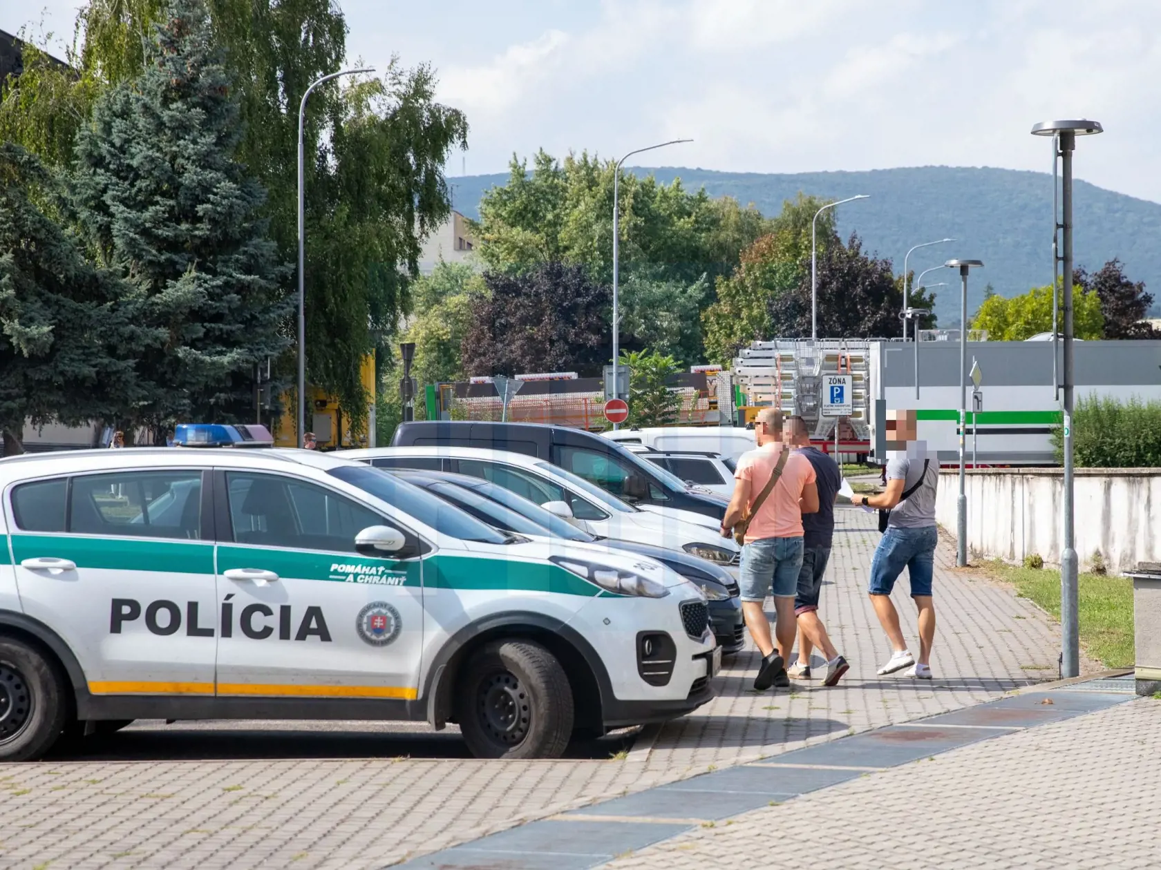 Zadržaný, v tmavom tričku, zatiaľ obvinený nie je.