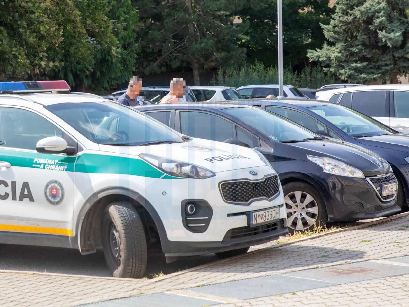 Podľa svedkov mal bývalý policajt (v tmavom tričku) vybehnúť hneď po výstrele z domu a zisťovať, kam projektil letel. Keď zistil, čo sa stalo, zrútil sa.