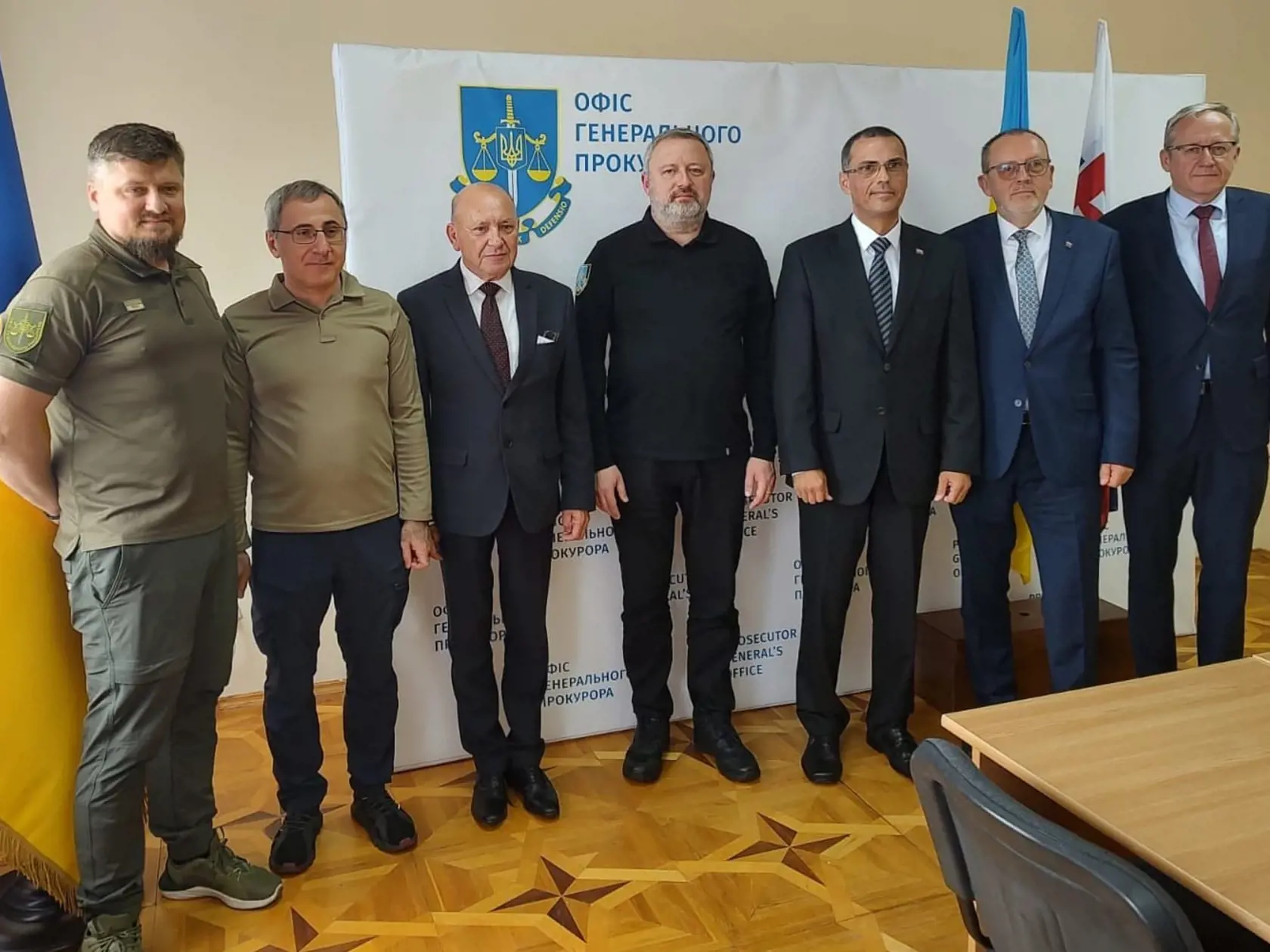 Slovenská a ukrajinská delegácia po rokovaní v Užhorode.