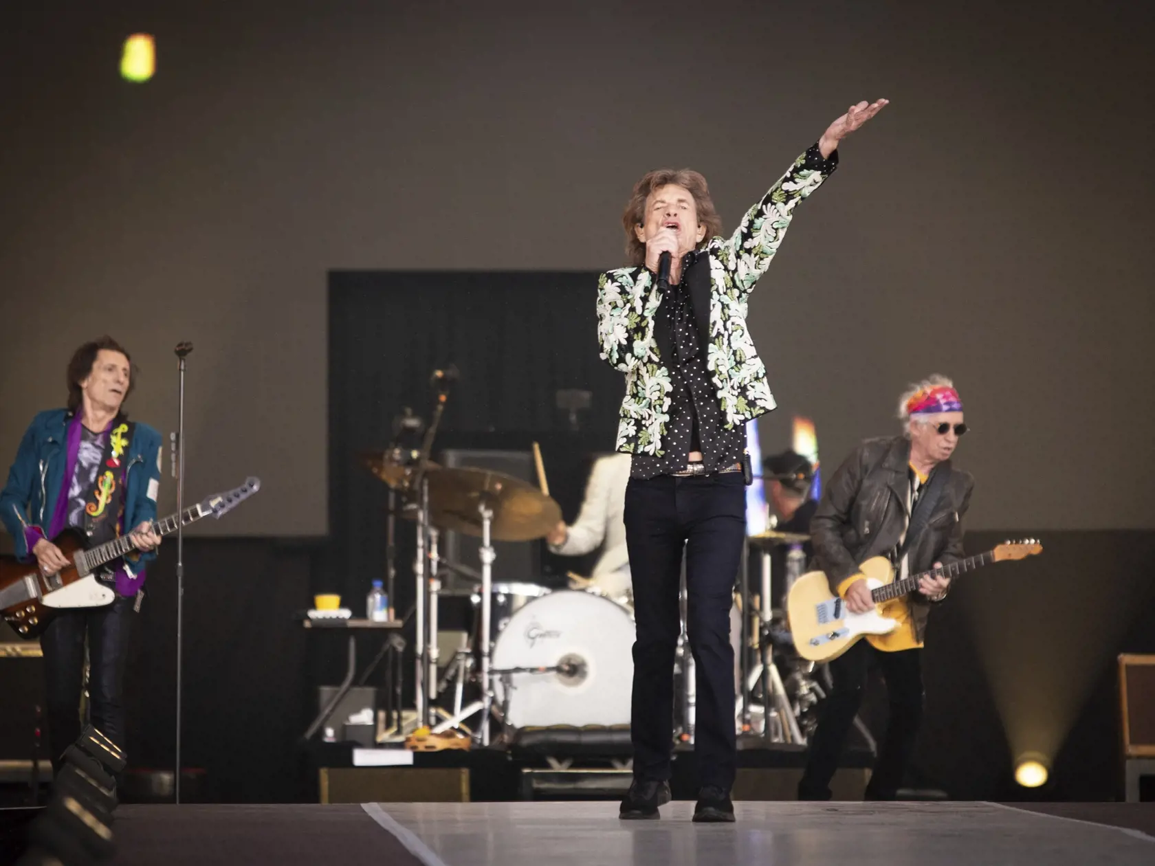 EBE 5 Londýn - Na snímke uprostred spevák a frontman britskej skupiny The Rolling Stones Mick Jagger a gitaristi Ronnie Wood (vľavo) a Keith Richards (vpravo) počas koncertu v londýnskom Hyde Parku v sobotu 25. júna 2022. FOTO TASR/AP

The Rolling Stones perform live onstage at BST Hyde Park festival, in London, Saturday, June 25, 2022. (Photo by Vianney Le Caer/Invision/AP)