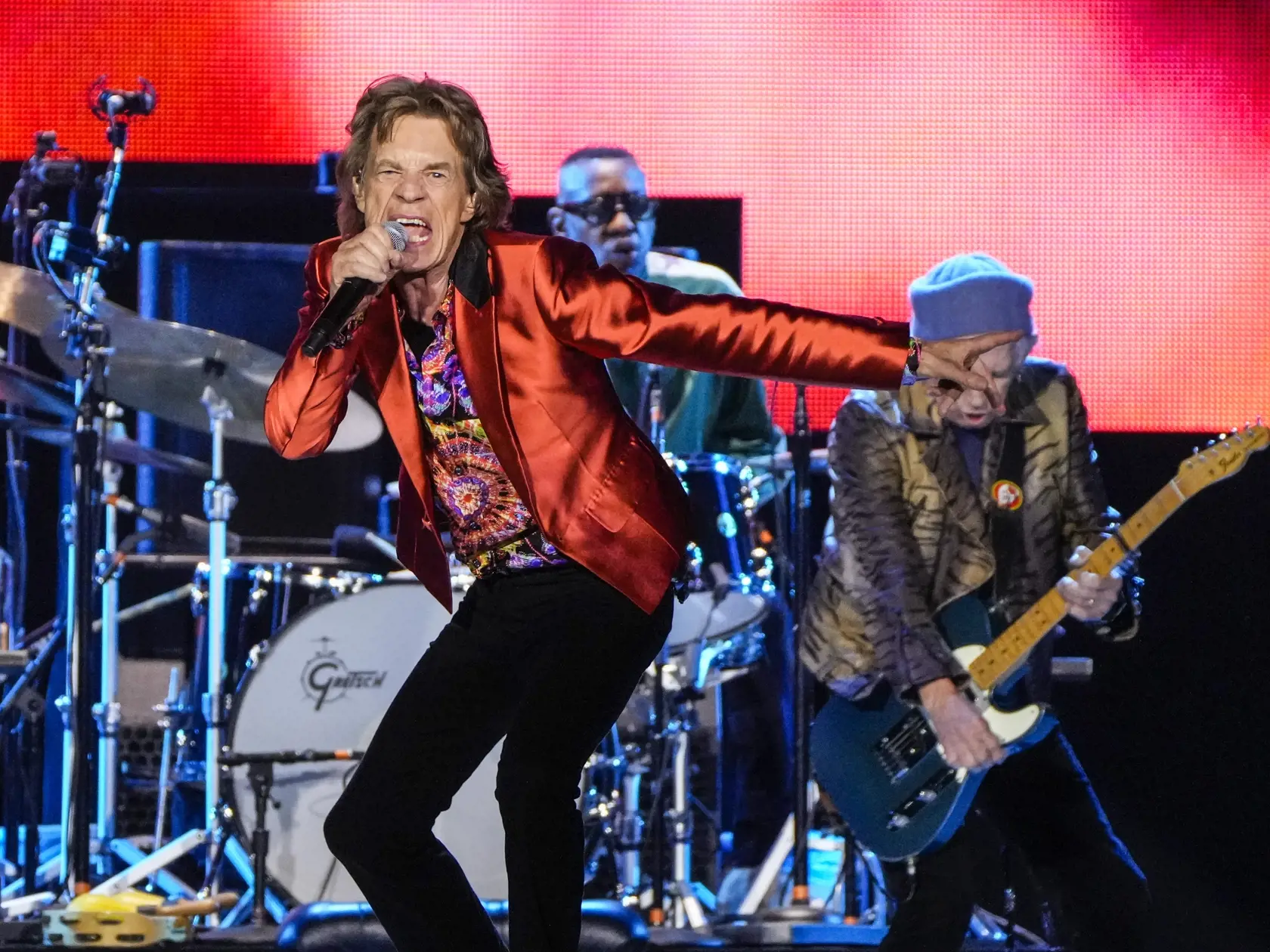WA 17 Madrid - Spevák britskej rockovej skupiny The Rolling Stones Mick Jagger (vľavo) a gitarista Keith Richards vystupujú počas koncertu v Madride v stredu 1. júna 2022. The Rolling Stones odštartovali v stredu v španielskej metropole európske turné k 60. výročiu svojho vzniku. Séria koncertov s názvom Sixty bude zahŕňať 14 vystúpení v desiatich krajinách. Ide o prvé turné tejto londýnskej formácie od smrti jej dlhoročného bubeníka Charlieho Wattsa, ktorý zomrel vlani v auguste ako 80-ročný. S