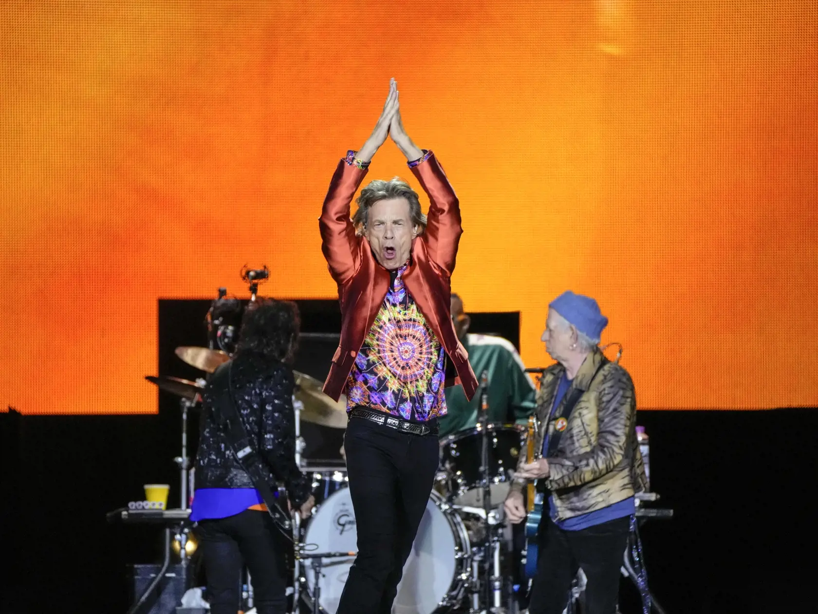 WA 21 Madrid - Spevák britskej rockovej skupiny The Rolling Stones Mick Jagger (druhý zľava), gitarista Ronnie Wood (vľavo), bubeník Steve Jordan (druhý sprava) a gitarista Keith Richards (vpravo) vystupujú počas koncertu v Madride v stredu 1. júna 2022. The Rolling Stones odštartovali v stredu v španielskej metropole európske turné k 60. výročiu svojho vzniku. Séria koncertov s názvom Sixty bude zahŕňať 14 vystúpení v desiatich krajinách. Ide o prvé turné tejto londýnskej formácie od smrti jej 