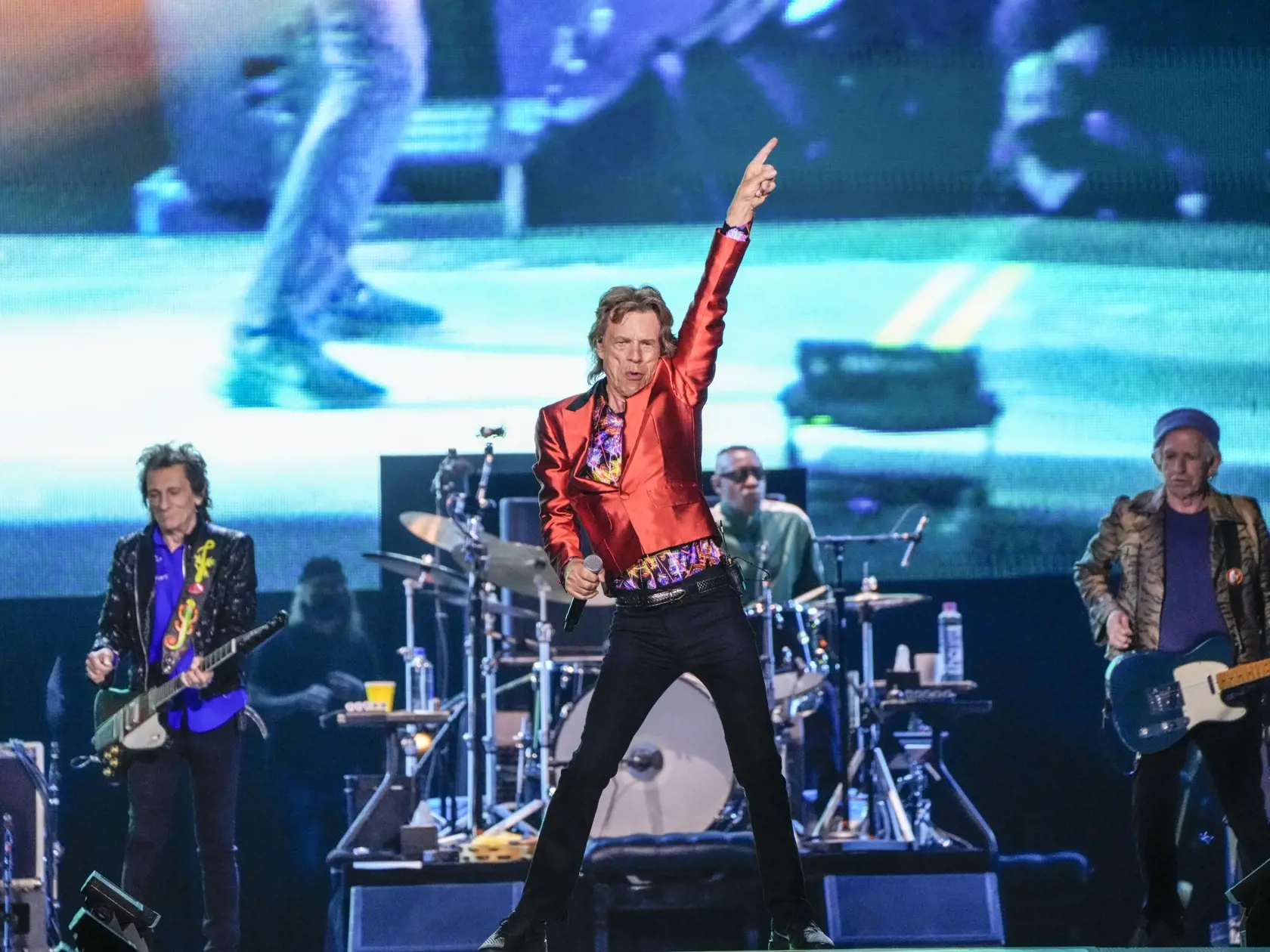 WA 22 Madrid - Spevák britskej rockovej skupiny The Rolling Stones Mick Jagger (druhý zľava), gitarista Ronnie Wood (vľavo), bubeník Steve Jordan (druhý sprava) a gitarista Keith Richards (vpravo) vystupujú počas koncertu v Madride v stredu 1. júna 2022. The Rolling Stones odštartovali v stredu v španielskej metropole európske turné k 60. výročiu svojho vzniku. Séria koncertov s názvom Sixty bude zahŕňať 14 vystúpení v desiatich krajinách. Ide o prvé turné tejto londýnskej formácie od smrti jej 