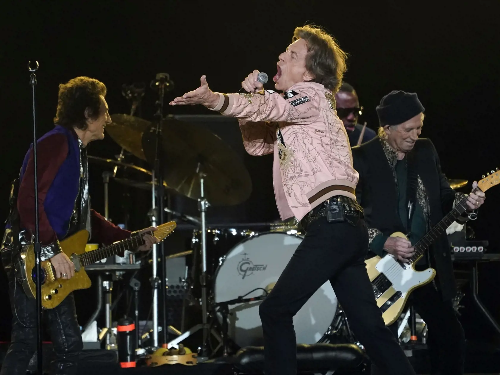 EBE 27 Inglewood - Na snímke členovia britskej rockovej skupiny Rolling Stones, zľava gitarista Ron Wood, spevák Mick Jagger a gitarista Keith Richards počas koncertu na štadióne SoFi v kalifornskom Inglewoode v noci na 15. októbra 2021. FOTO TASR/AP

Mick Jagger, center, of the Rolling Stones performs alongside bandmates Ron Wood, left, and Keith Richards, far right, Thursday, Oct. 14, 2021, at SoFi Stadium in Inglewood, Calif. (AP Photo/Chris Pizzello)
