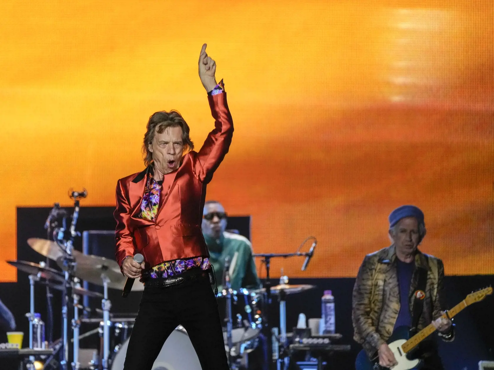 WA 15 Madrid - Spevák britskej rockovej skupiny The Rolling Stones Mick Jagger (vľavo) počas koncertu v Madride v stredu 1. júna 2022. The Rolling Stones odštartovali v stredu v španielskej metropole európske turné k 60. výročiu svojho vzniku. Séria koncertov s názvom Sixty bude zahŕňať 14 vystúpení v desiatich krajinách. Ide o prvé turné tejto londýnskej formácie od smrti jej dlhoročného bubeníka Charlieho Wattsa, ktorý zomrel vlani v auguste ako 80-ročný. Súčasnými členmi skupiny sú spevák Mic
