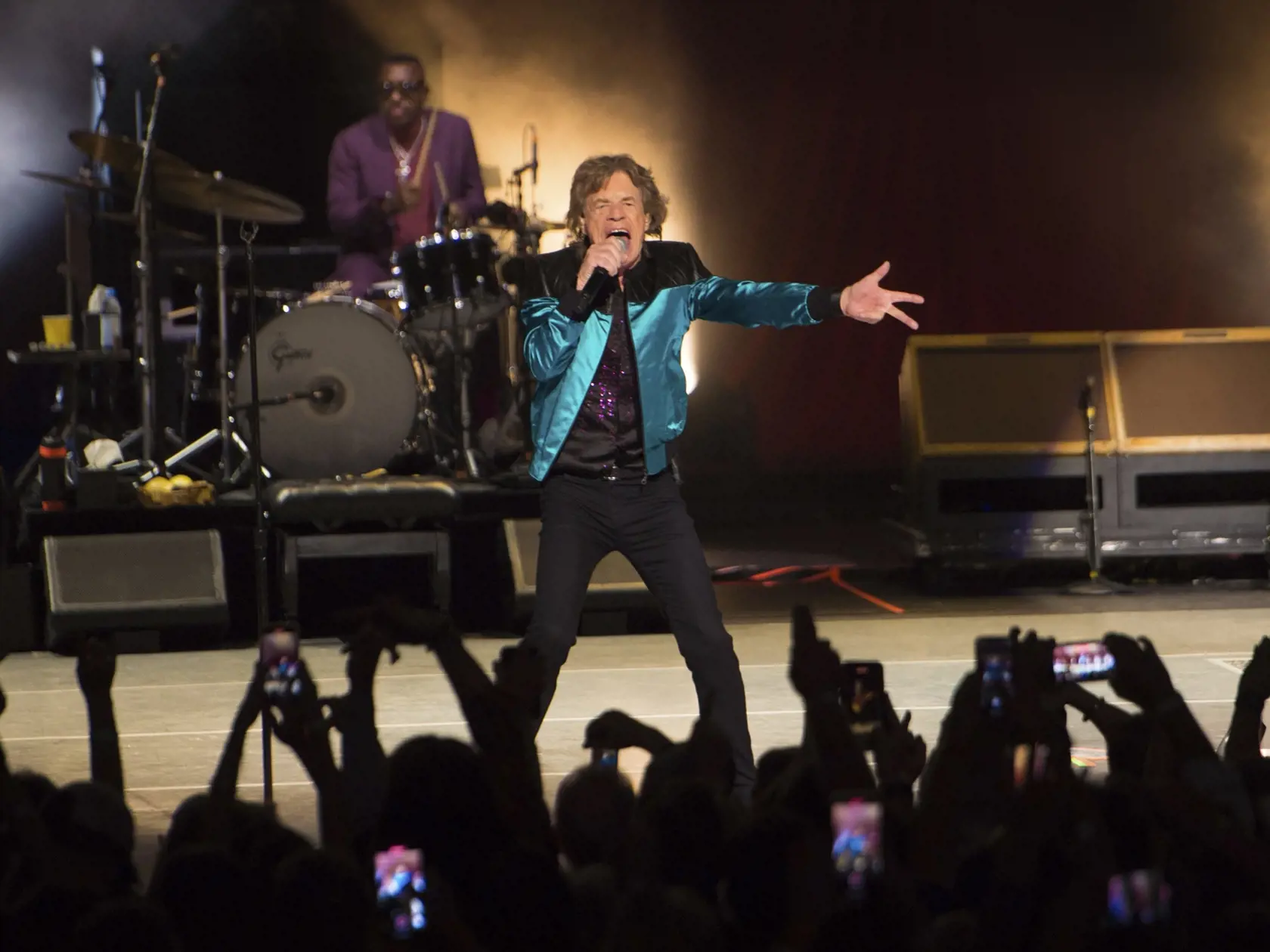 EBE 14 Hollywood - Na snímke spevák britskej rockovej skupiny Rolling Stones Mick Jagger počas koncertu v Hard Rock Live v americkom Hollywoode v noci na 24. novembra 2021. FOTO TASR/AP


Mick Jagger, of the Rolling Stones, performs on Tuesday, Nov. 23, 2021, at the Hard Rock Live in Hollywood, Fla. (Photo by Scott Roth/Invision/AP)