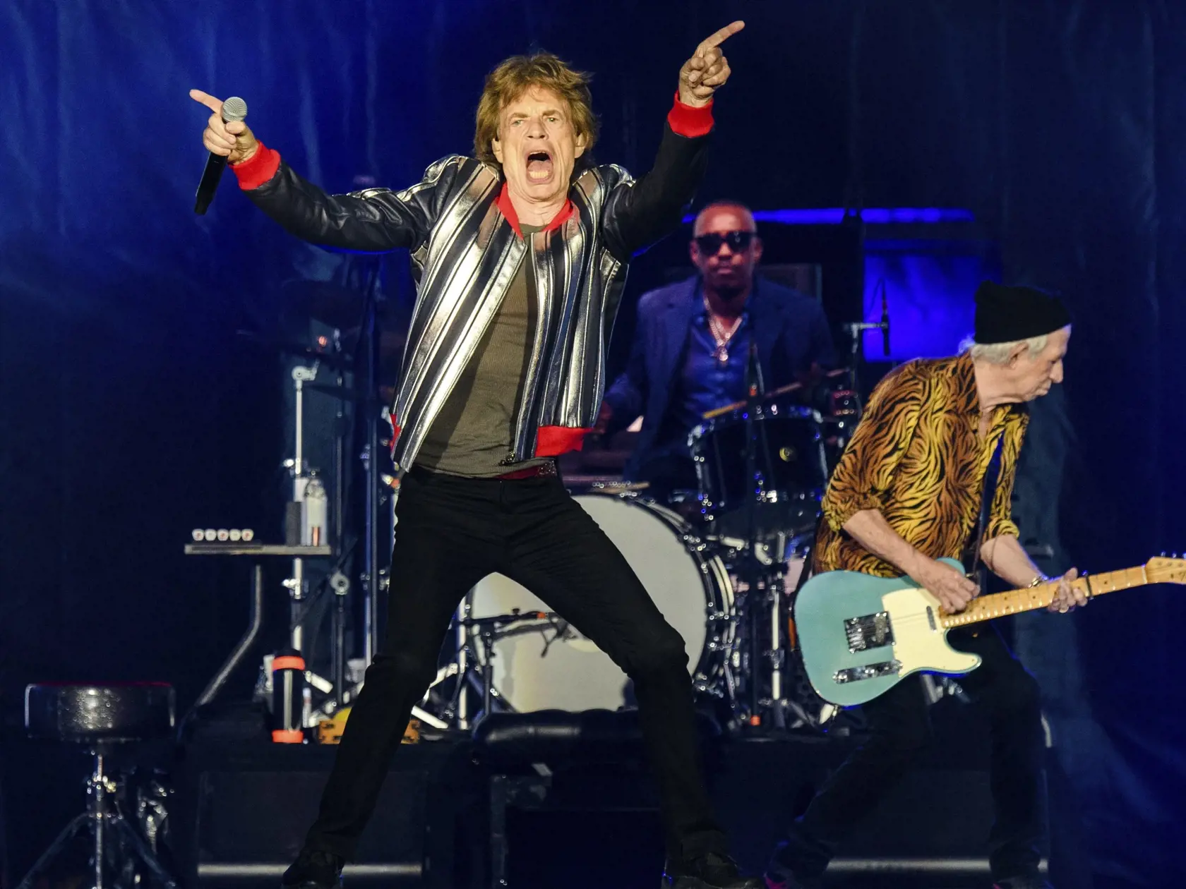 EBE 30 St. Louis - Na snímke členovia britskej rockovej skupiny Rolling Stones, zľava spevák Mick Jagger, bubeník Steve Jordan a gitarista Keith Richards počas koncertu v rámci turné No Filter Tour 2021 v americkom St. Louis v noci na 27. septembra 2021. FOTO TASR/AP


Mick Jagger, from left, Steve Jordan and Keith Richards of the Rolling Stones perform during the "No Filter" tour at The Dome at America's Center, Sunday, Sept. 26, 2021, in St. Louis. (Photo by Amy Harris/Invision/AP)
