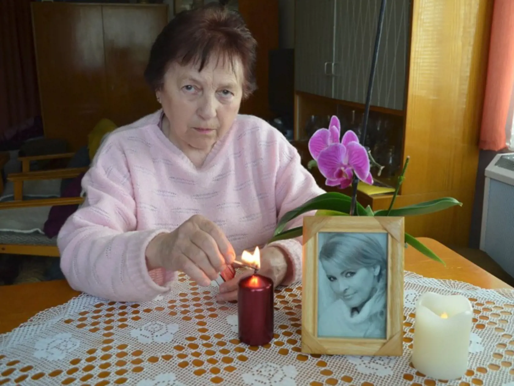 Matka zosnulej speváčky prežíva stále veľký žiaľ.