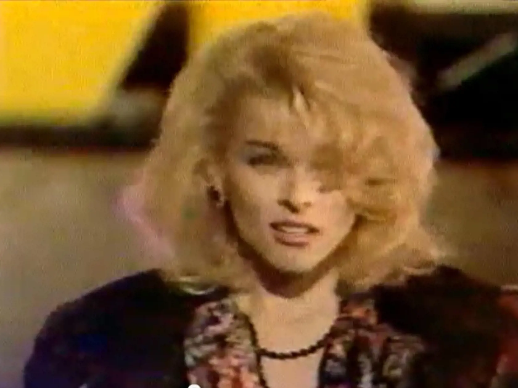 Rok 1991 - slávna pieseň O láske v televíznom hudobnom programe. Hudbu pre Ivetu zložil Ondřej Soukup, text Gábina Osvaldová a bol z toho jeden z Ivetiných najväčších hitov kariéry.