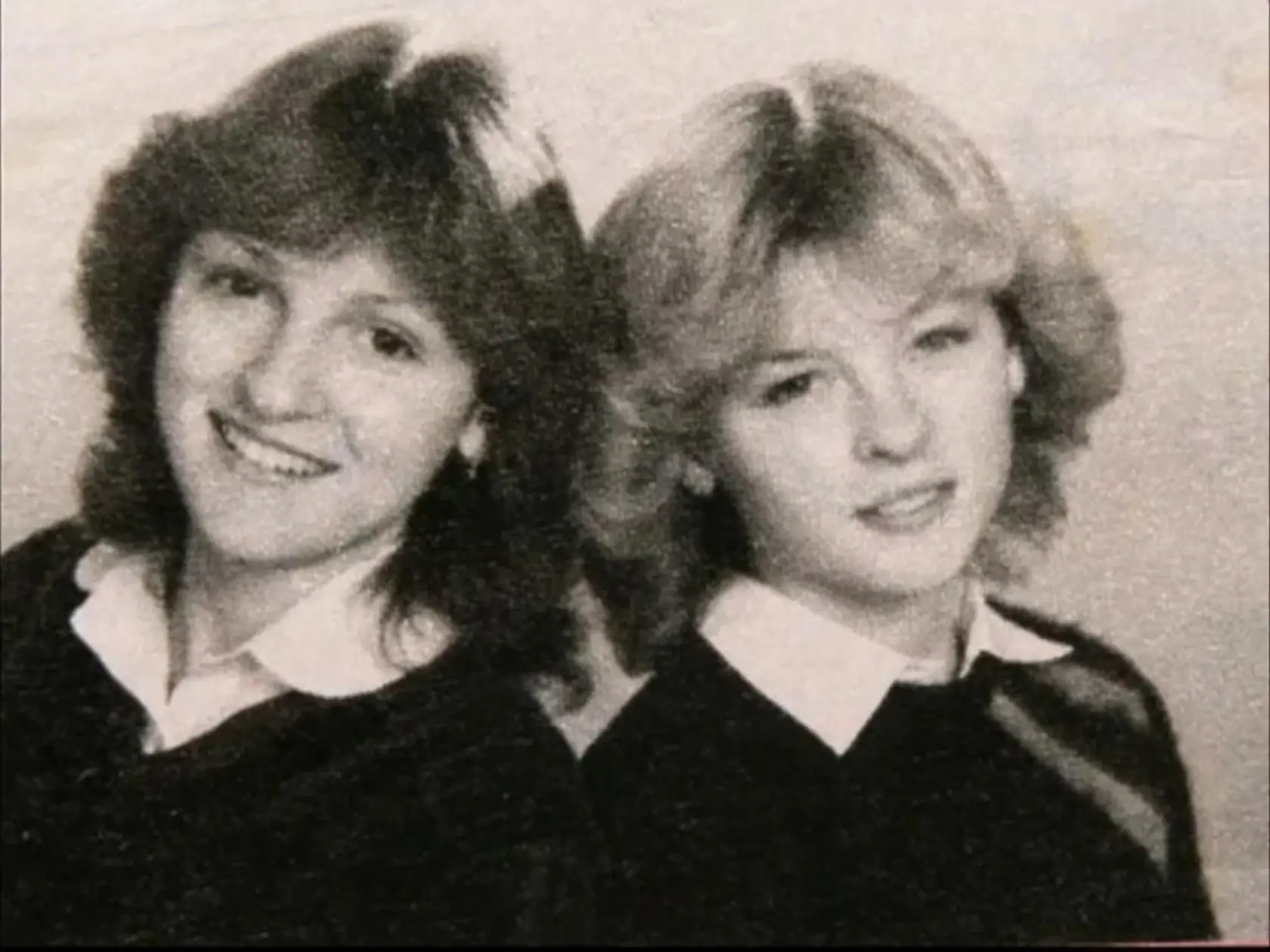 1982 - šestnásťročná Iveta so svojím dvojčaťom Ivanou na prahu svojej hviezdnej kariéry, rok pred prvou zásadnou udalosťou vo svojej kariére - súťažou Mladá Pieseň Jihlava. Tam spoznala budúceho umeleckého kolegu a milenca Petra Sepéšiho.