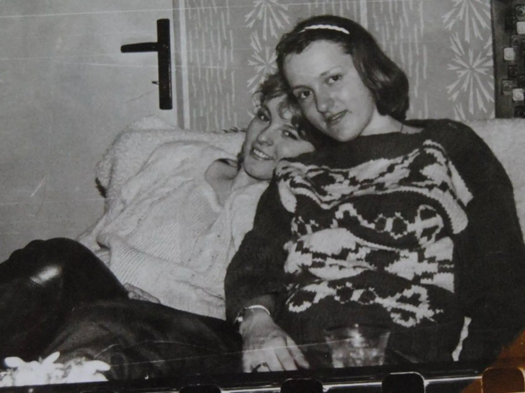 1982 - šestnásťročná Iveta so svojím dvojčaťom Ivanou na prahu svojej hviezdnej kariéry, rok pred prvou zásadnou udalosťou vo svojej kariére - súťažou Mladá Pieseň Jihlava. Tam spoznala budúceho umeleckého kolegu a milenca Petra Sepéšiho.