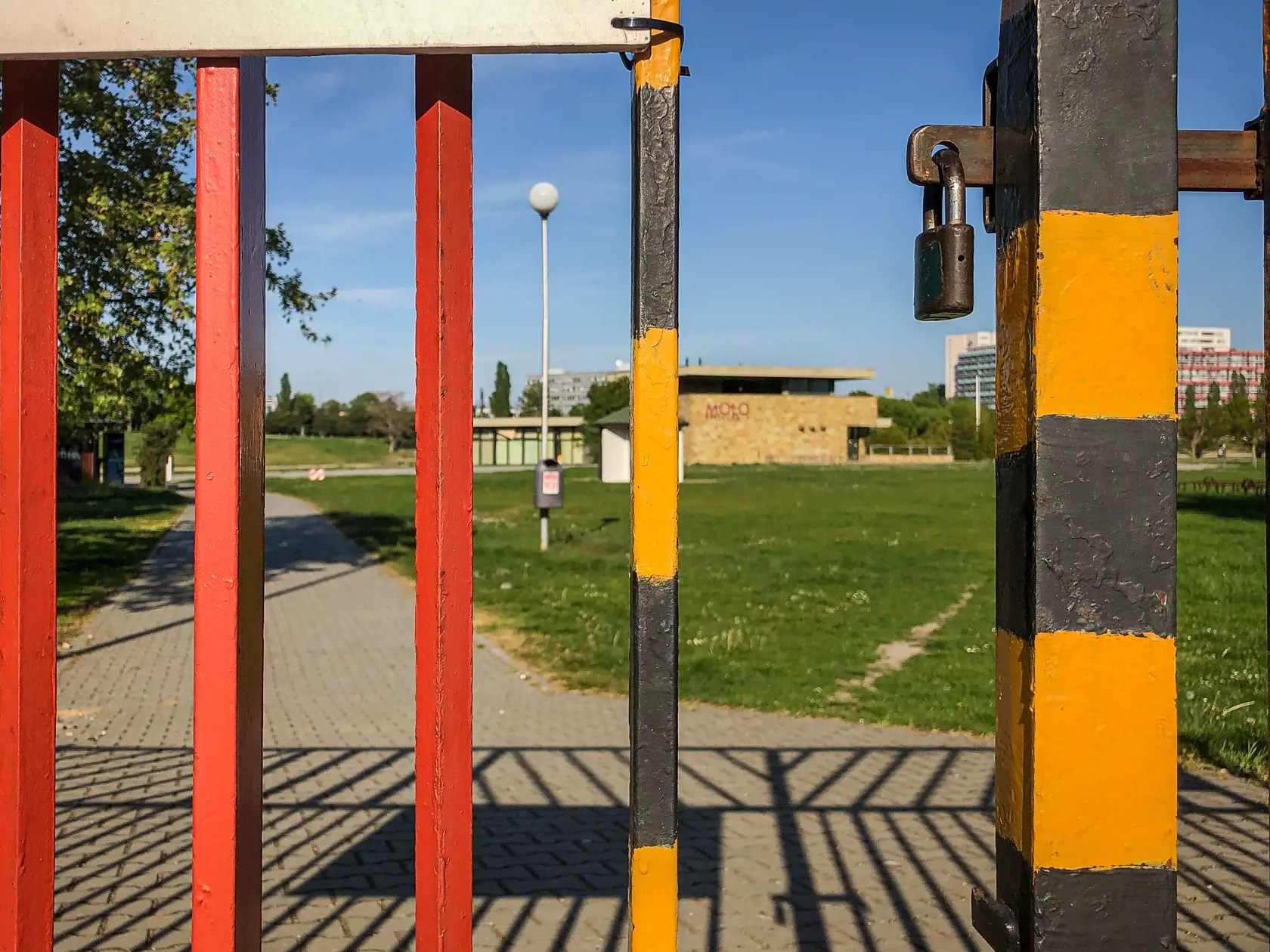 Na snímke areál Kuchajdy otvorili na využitie priestoru ako vonkajšie športovisko pre bezkontaktné športy, aby ho vzápätí údajne na pokyn hlavného hygienika opäť zavreli.