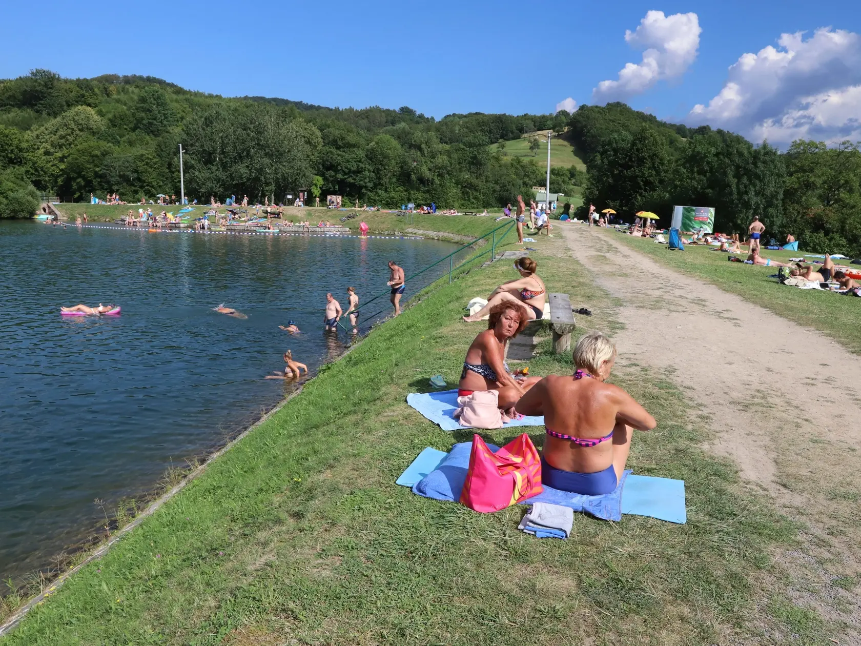 Veľký Kolpašský tajch je mimoriadne navštevovaný. Avšak, znečistený je aj ten.