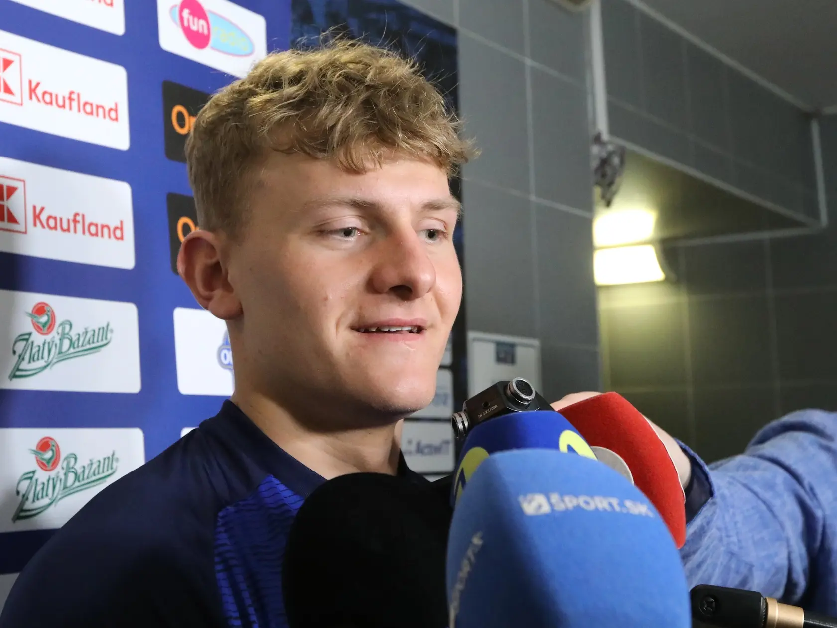 Na snímke slovenský útočník útočník Adam Sýkora počas mediálneho programu slovenskej hokejovej reprezentácie na MS. FOTO TASR - Ján Krošlák