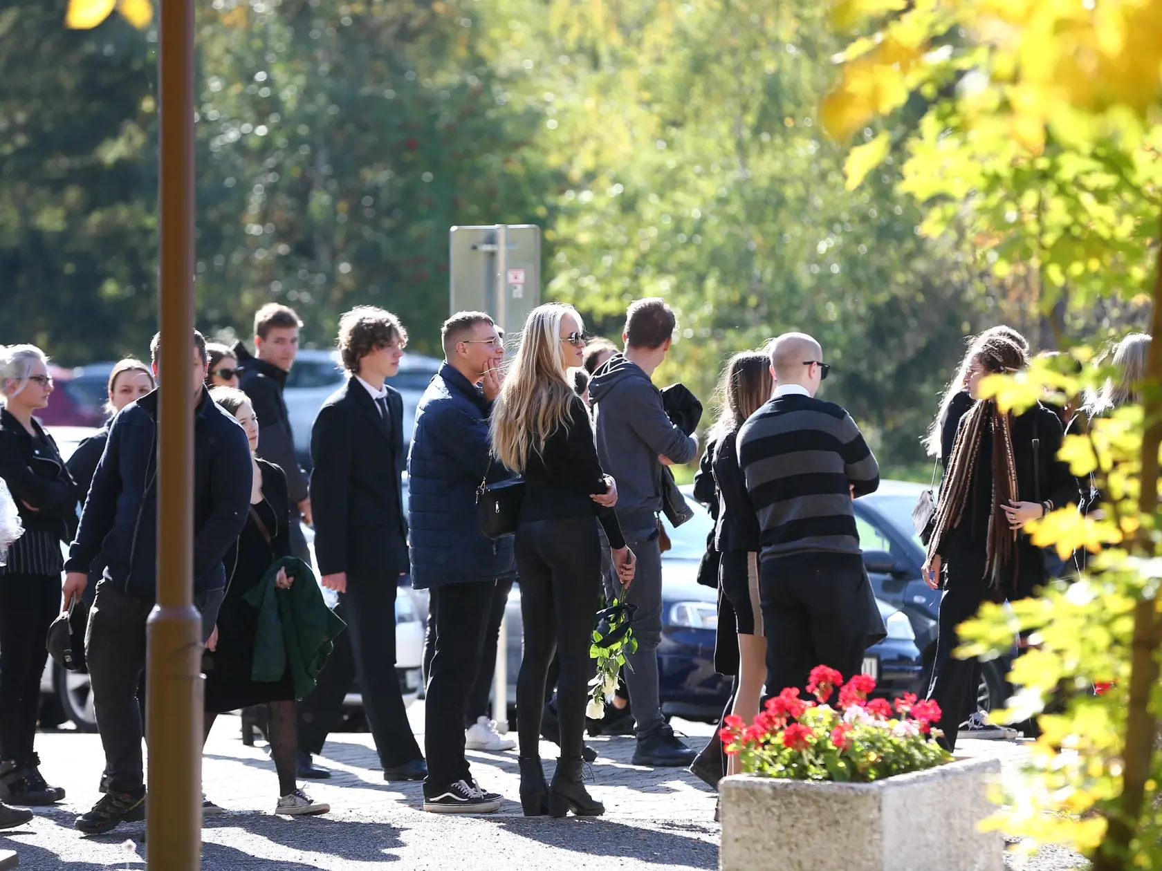 Posledná rozlúčka s nadanou študentkou Broňou. V sobotu (8.10.) sa rozlúčili rodiny Mareka a Brone so svojími milovanými deťmi, vnúčatami, a súrodencami. Ich mladé životy vyhasli vinou opitého vodiča.