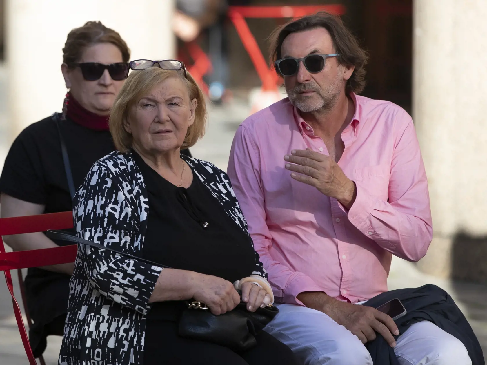 Slávnostné odhaľovanie pamätných dlaždíc na filmovom chodníku slávy na Laurinskej ulici v  Bratislave na počesť Milana Lasicu a Júliusa Satinského. Na snímke je Zita Furková a Ady Hajdu.