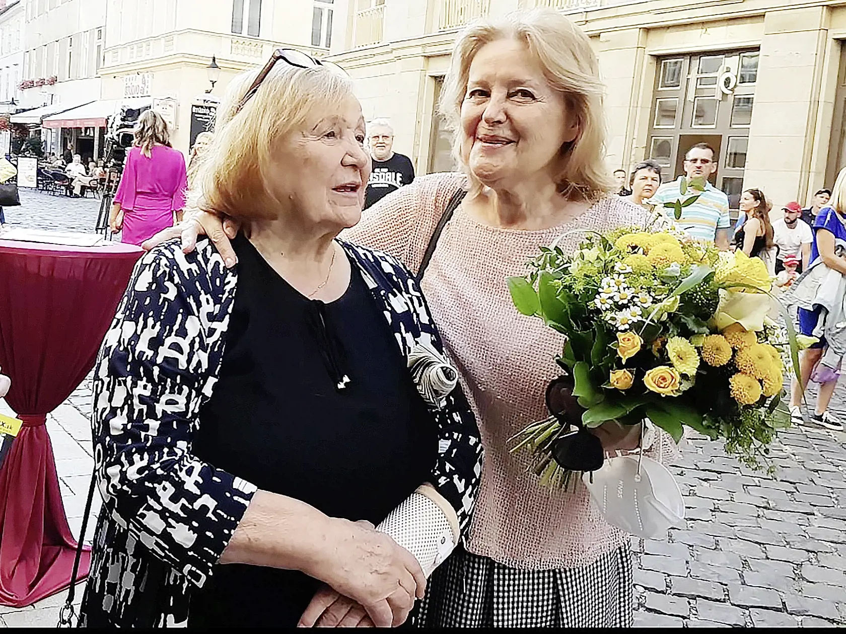 "Ďakujem za uznanie, že môžem byť medzi osobnosťami, ktoré si vážim a ctím. Mojou ideou naďalej je, aby po mne zostávala stopa, ktorá vnikne do duše diváka," povedala.