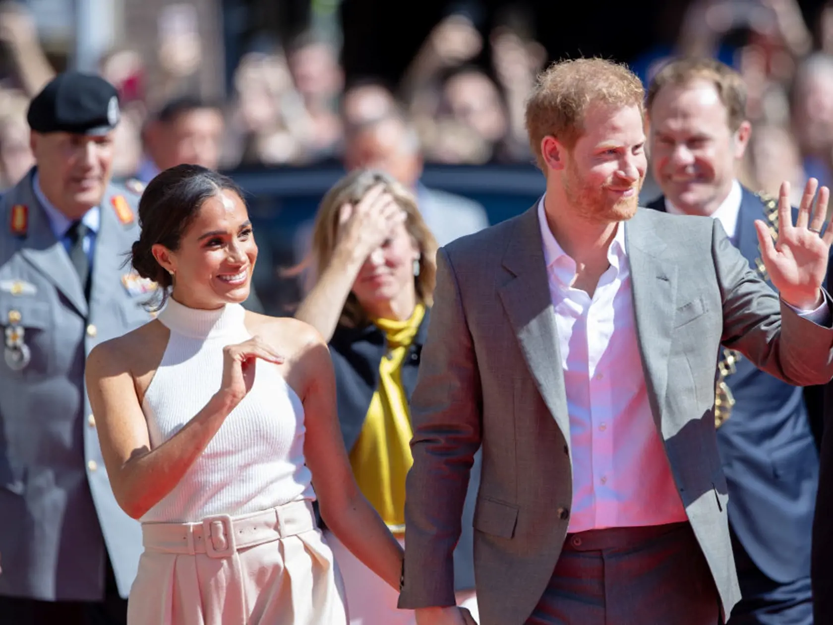 Sussexovia pri tom verejne vyhlasujú, že nenávidia dusnú formálnosť a archaické tradície kráľovského života. Ale všetko z návštevy Harryho a Meghan v Nemecku s cieľom propagovať Invictus Games 2023 kričalo kráľovským turné.