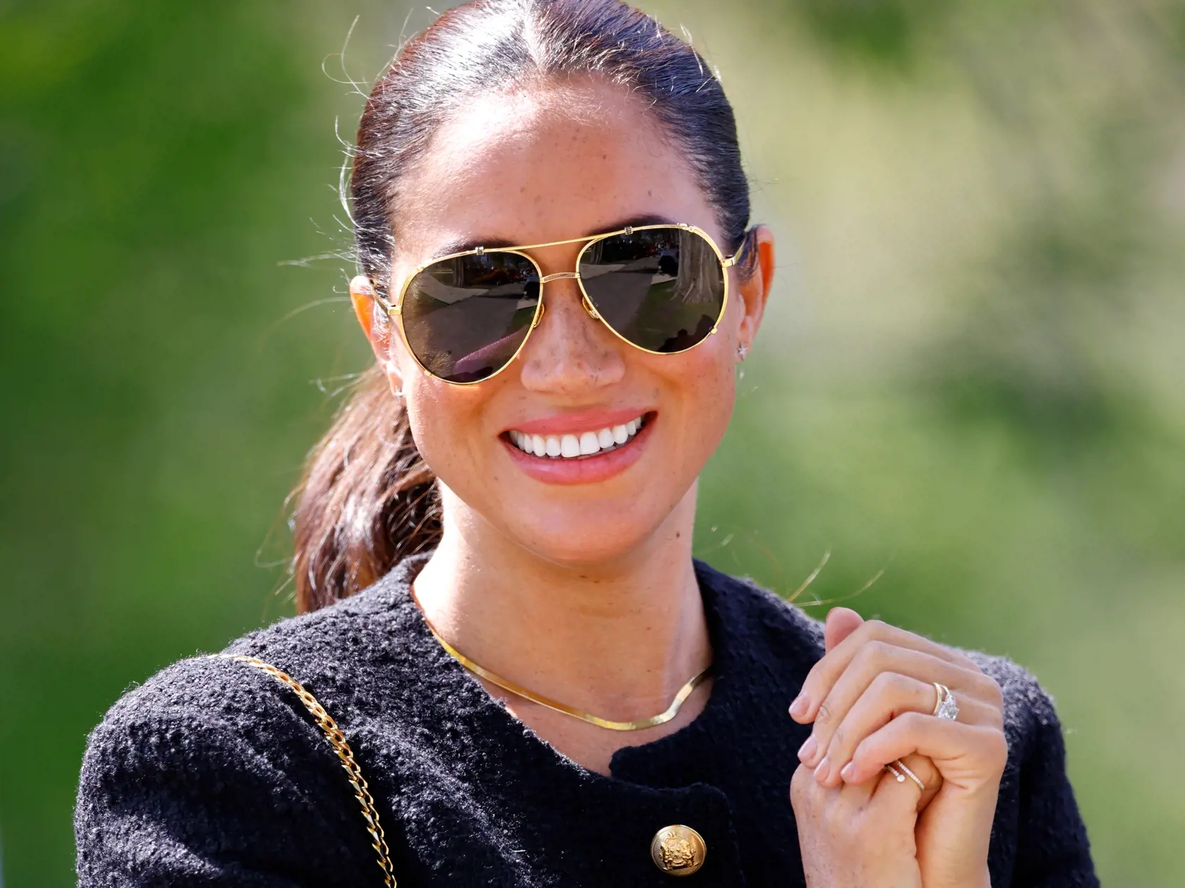 Klasickej oválnej tvári Meghan pristanú všetky typy rámov, no aviatorky výnimočne.